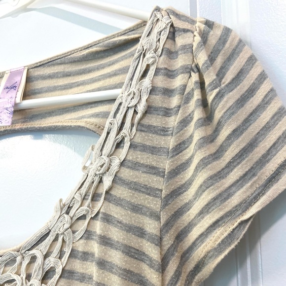 Alya Striped Hi Low Hem Tunic Top with Cut out back and Scoop Neck - Picture 6 of 9